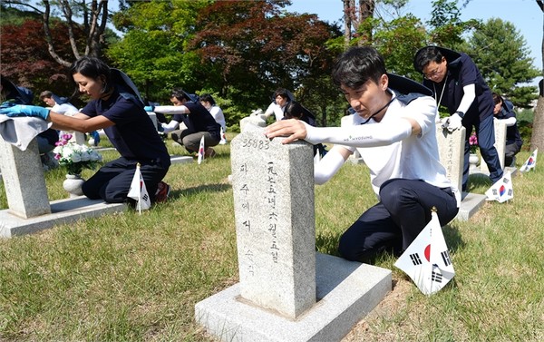 ▲HS효성 임직원들은 서울 동작구 국립서울현충원을 찾아 현충탑을 참배하고 묘역 정화 활동을 실시했다.