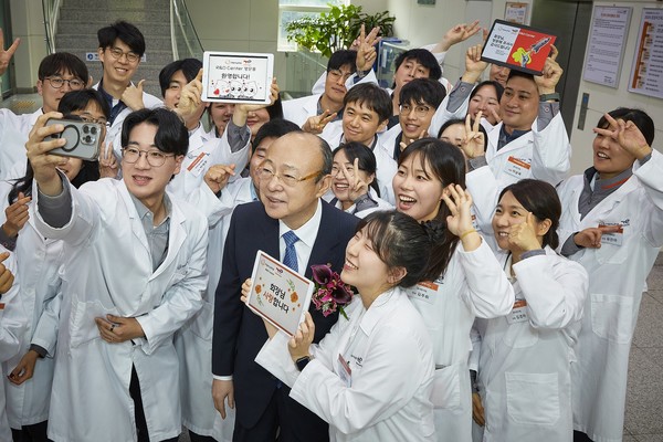 ▲김승연 회장이 한화토탈에너지스 연구소에서 연구원들과 셀카를 찍고 있다. 사진=한화