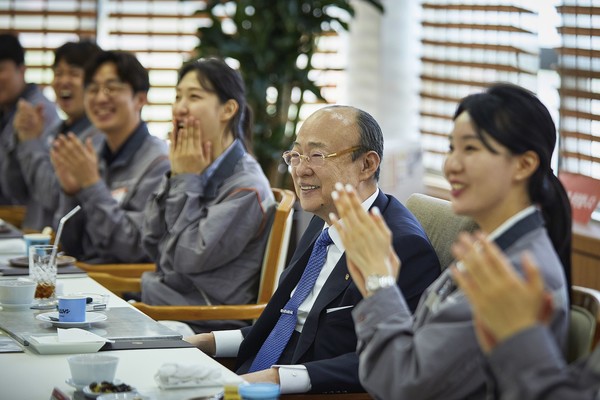 ▲김승연 회장이 한화토탈에너지스 대산공장 직원들과 오찬을 하며 환담을 나누고 있다. 사진=한화