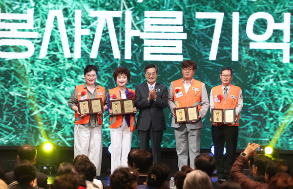 ▲17일 오후 화성시 SINTEX에서 열린 2025년 경기도 자원봉사대회에서 김동연 경기도지사(가운데)가 우수 자원봉사자 인증패 수여를 하고 기념촬영을 하고 있다.