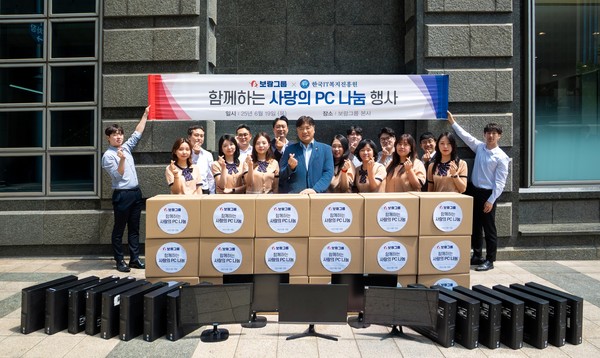 ▲최진보 보람정보산업 이사(가운데)와 직원들이 기념 촬영을 하고 있다.