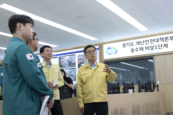 ▲20일 오후 김동연 경기도지사(오른쪽)가 경기도청 재난안전상황실을 방문하여 호우 상황을 점검하고 있다.