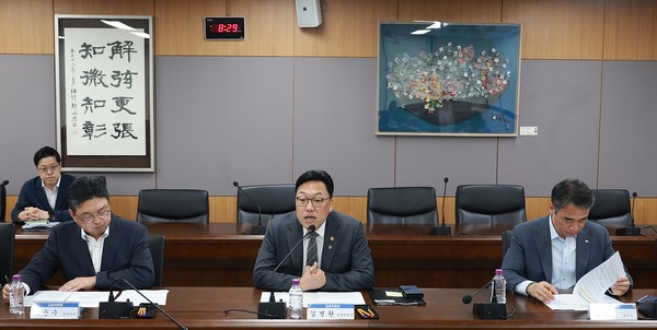 ▲김병환 금융위원장(가운데)이 23일 오전 서울 종로구 정부서울청사에서 금융감독원, 한국거래소 등 유관기관과 함께 개최한 '유관기관 증시상황 긴급 점검회의'에서 미국의 이란 군사개입에 대한 해외 시각과 국내 증시의 외국인·기관투자자 등 수급 상황을 긴급 점검하고 향후 대응방향을 논의했다.
