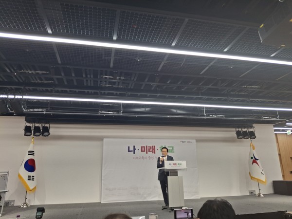 ▲임태희 경기도교육감이 23일 오전 남부청사에서 간담회를 열고 질의에 대해 답변하고 있다