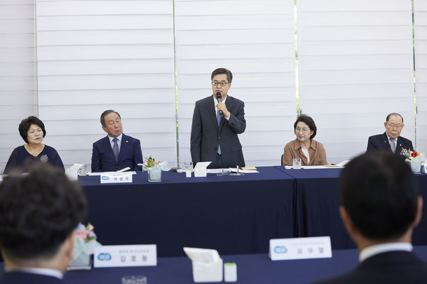 ▲23일 오후 도담소에서 열린 경기도 보훈단체장 오찬 간담회에서 김동연 경기도지사가 인사말을 하고 있다.