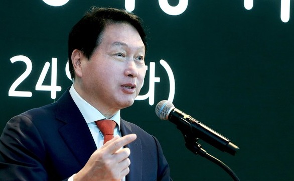 ▲한국고등교육재단 이사장을 맡고 있는 최태원 SK회장이 24일 서울 종로구SK서린빌딩에서 열린 해외유학 장학증서 수여식에서 격려인사를 하고 있다. 사진=SK