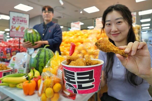▲롯데마트 제타플렉스 잠실점에서 '5000원 통큰치킨' 및 주요 할인 상품을 홍보하는 모습. 사진=롯데마트