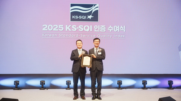 ▲정연채 LG전자 부사장(사진 왼쪽)과 문동민 한국표준협회장(사진 오른쪽)이 서울 소공동 롯데호텔에서 열린 '2025 KS-SQI 인증 수여식'에서 기념 사진을 촬영하고 있다.