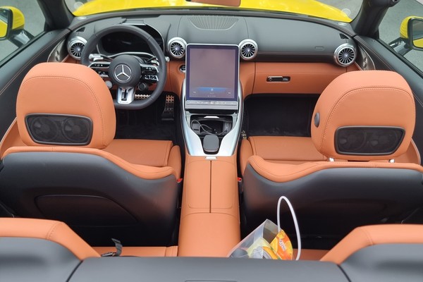 ▲메르세데스-AMG SL 43은 2+2 시트가 적용됐다