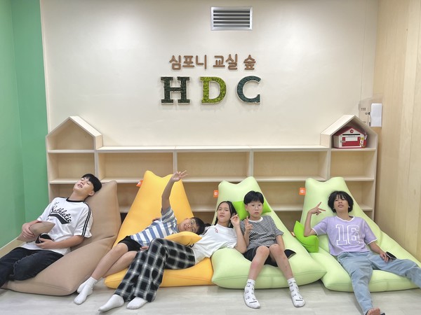 ▲심포니 교실숲을 이용하는 초등학생들