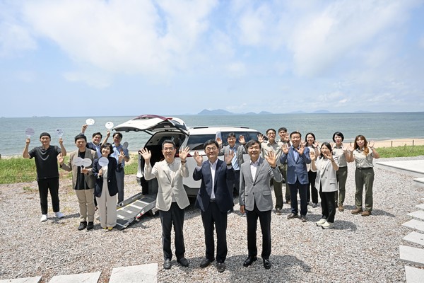 (가운데 왼쪽부터) 이덕현 기아 지속가능경영실장, 주대영 국립공원공단 이사장, 이재강 사단법인 그린라이트 회장