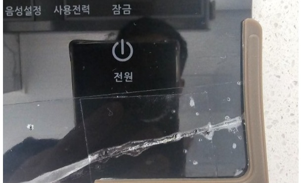 ▲소비자가 사용하던 인덕션 상판 강화유리에 원인불명의 금이 간 모습