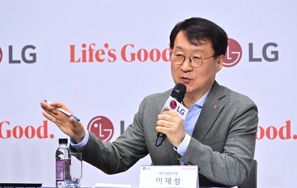 ▲이재성 LG전자 ES사업본부장 부사장이 8일 마곡 LG사이언스파크에서 열린 기자간담회에서 냉난방공조(HVAC) 사업 전략방향과 AI 데이터센터향 솔루션 등을 소개하고 있다.