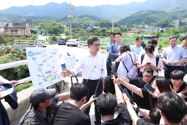▲취재진의 질의에 답변하고 있는 김동연 경기도지사