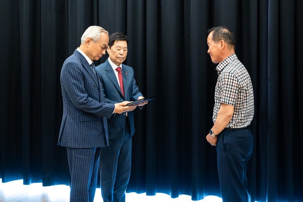 ▲박한길 애터미 회장, 김병준 사랑의열매 회장이 유가족에게 감사패를 전달하고 있다. 사진=애터미
