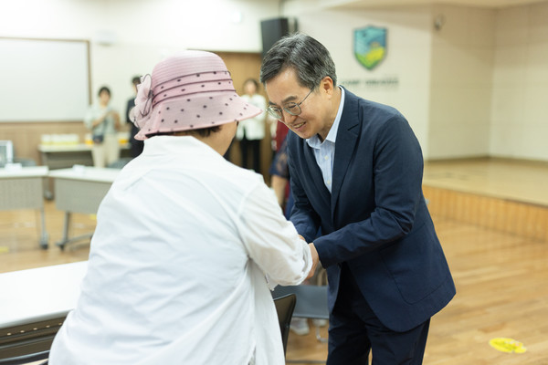 김동연 경기도지사(오른쪽)