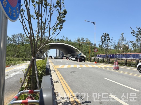 ▲공사로 차량 통제 중인 검단호수공원역 중흥S-클래스로 가는 길목
