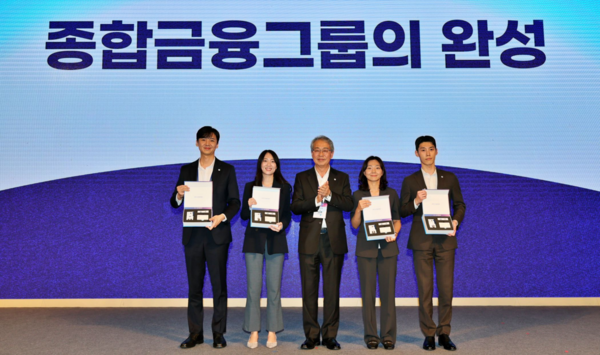 ▲임종룡 우리금융회장(가운데)이 '우리 WON Day' 행사에서 동양·ABL생명 직원 대표 4명에게 그룹 사원증, 명함, 휘장이 담긴 비즈니스 키트를 직접 수여 후 기념촬영을 하고 있다.