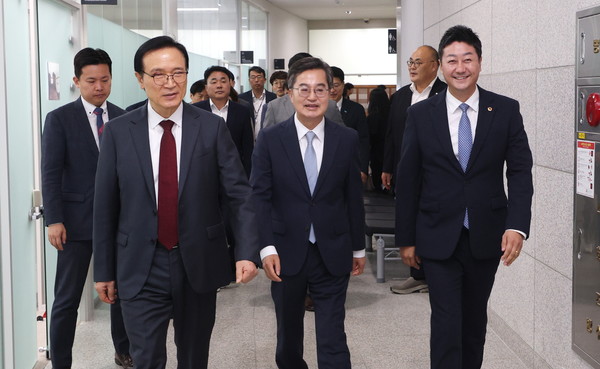 왼쪽부터 임태희 경기도교육감, 김동연 경기도지사, 김진경 경기도의회 의장