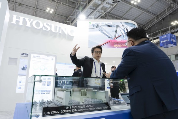 ▲효성중공업 직원들이 고객들에게 HVDC 기술을 소개하고 있다. 사진=효성