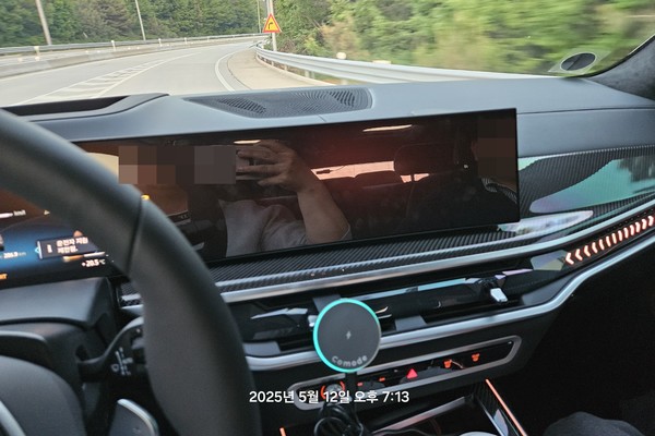 ▲BMW X7 xDrive 40i가 주행 중