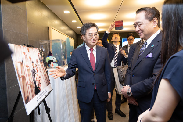 ▲16일 오전 도담소에서 김동연 경기도지사(왼쪽)가 구로이와 유지 가나가와현 지사 및 대표단과 교류사진 관람을 하고 있다.