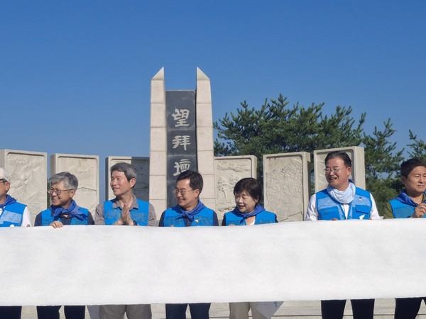 ▲한지를 들고 스탠딩 퍼포먼스를 준비하고 있는 김동연 경기도지사(오른쪽 네번째)
