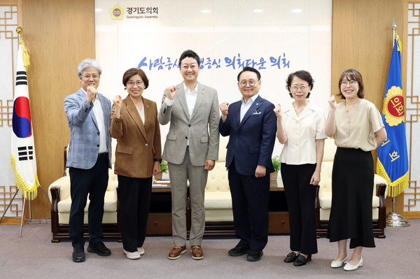 김진경 경기도의회 의장(왼쪽 세 번째)