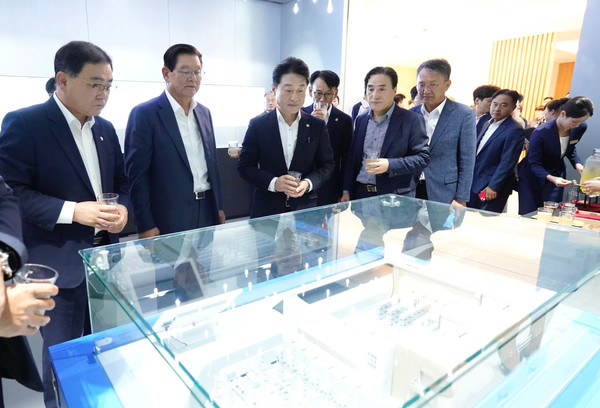 ▲. 효성중공업 HVDC 변압기 공장 기공식에서 참석자들이 조감도를 보고 있다. (왼쪽부터) 더불어민주당 허성무 국회의원, 효성 이상운 부회장, 산업통상자원부 이호현 차관