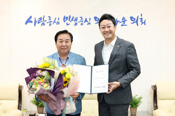 ▲김진경 경기도의회 의장(오른쪽)과 신임단장으로 위촉된 김성남 의원