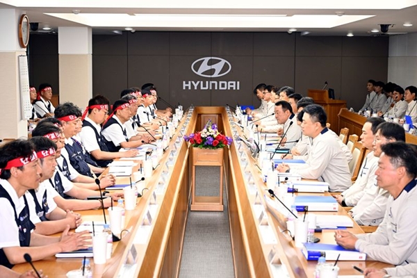 ▲현대자동차 노사가 지난 6월 울산공장 본관 동행룸에서 2025년 임금 및 단체협약을 위한 상견례를 진행하고 있다