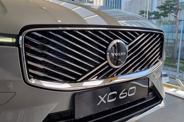▲신형 XC60 변경된 프론트 그릴 메시 패턴
