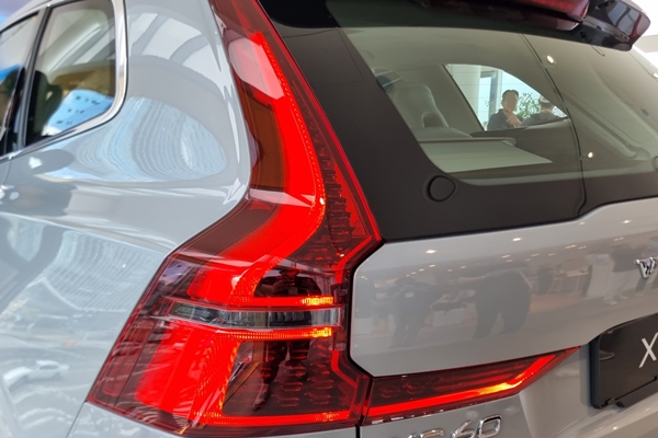 ▲신형 XC60 후면부 리어램프에는 다크톤 컬러를 적용됐다
