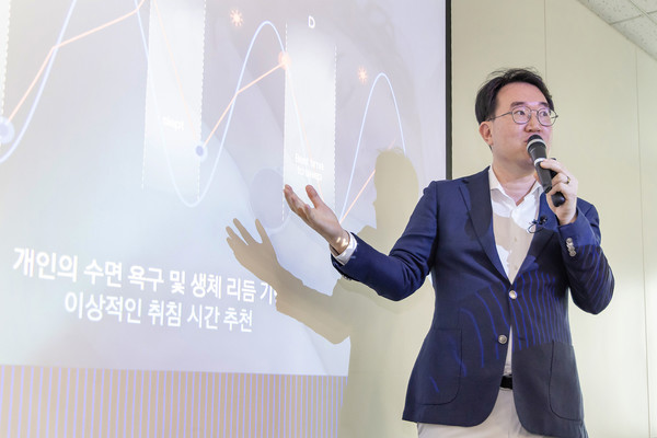 ▲최종민 삼성전자 MX사업부 헬스 하드웨어 개발그룹 상무가 브리핑을 진행하고 있다.