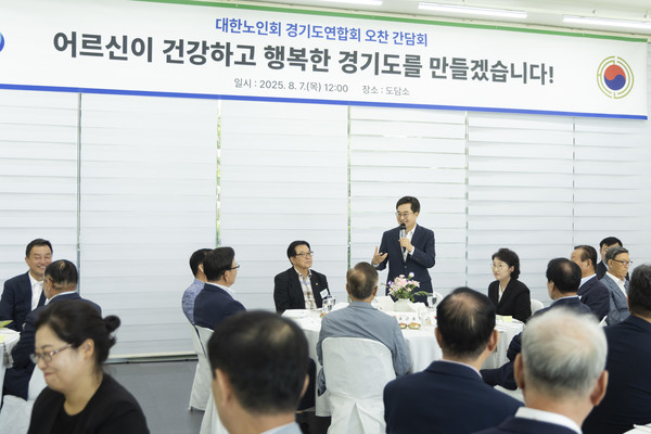 ▲김동연 경기도지사가 대한노인회 경기도연합회 오찬 간담회에서 일어나 발언을 이어가고 있다