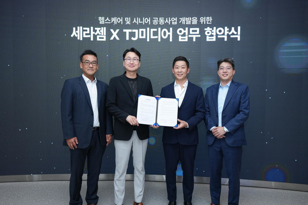 ▲(사진 왼쪽부터) 조용준 세라젬 미래전략추진단 전무, 이경수 세라젬 대표이사 사장, 윤나라 티제이미디어 대표, 윤재용 티제이미디어 전략기획본부 이사가 기념 사진을 촬영하고 있다.