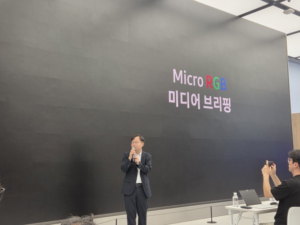 ▲이종포 영상디스플레이사업부 개발팀 상무가 마이크로 RGB TV 115형 미디어 브리핑을 진행하고 있다.