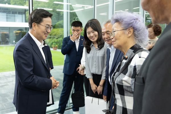▲김동연 경기도지사(맨 왼쪽)가 독립유공자 후손들에게 감사 인사를 전하고 있다