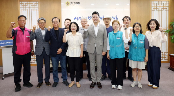 ▲김진경 경기도의회 의장(오른쪽 네번째)