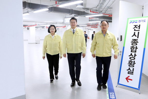 ▲김진경 경기도의회 의장(가운데), 정윤경 경기도의회 부의장(왼쪽)