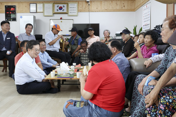 ▲20일 오후 내기1리 마을회관(무더위쉼터)을 방문한 김동연 경기도지사가 간담회에 참석한 도민들과 이야기를 나누고 있다.