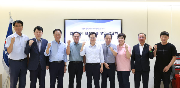 ▲20일 오후 평택 통복시장을 방문한 김동연 경기도지사(가운데)가 상인들과 간담회를 마치고 상인들과 기념촬영을 하고 있다.