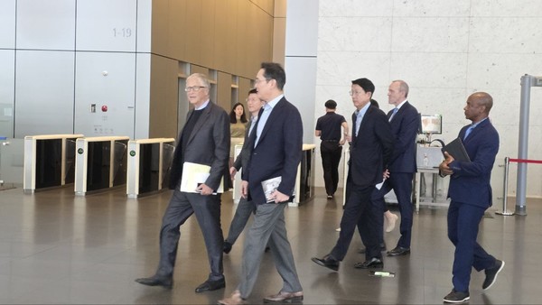 빌 게이츠 이사장(왼쪽), 이재용 삼성전자 회장(왼쪽 두 번째)
