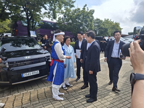 ▲김동연 경기도지사(오른쪽 두번째)가 양주별산대놀이 관계자와 대화를 나누고 있는 모습