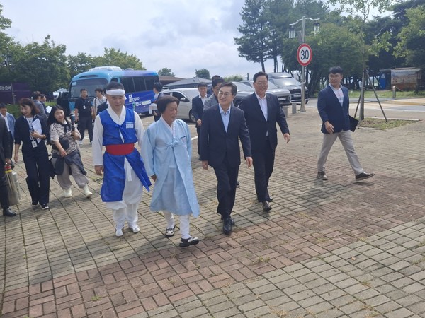 ▲김동연 경기도지사(오른쪽 세번째)가 석종관 무형문화재이자 양주별산대놀이 보존회장과 대화를 나누고 있다