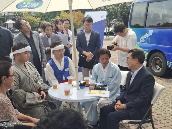 ▲김동연 경기도지사(오른쪽)가 양주별산대놀이마당 이수자들과 대화를 나누고 있다