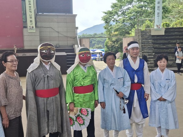 ▲김동연 경기도지사(왼쪽 세번째)가 탈을 쓰고 의상을 착용한 채 이수자들과 기념사진을 찍고 있다