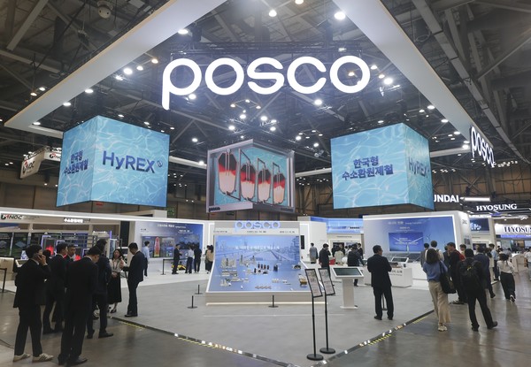 ▲8월 27일 개막한 ‘2025 기후산업국제박람회’에서 관람객들이 포스코그룹 통합 전시관을 둘러보고 있다.