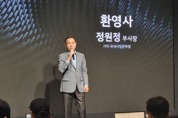 ▲정원정 기아 국내사업본부장 부사장이 지난 2일 스페이스 프로젝트 라인에서 열린 기아 EV5 미디어 데이에서 EV5를 소개하고 있다