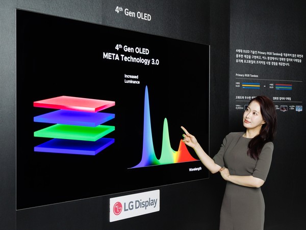 ▲LG디스플레이 모델이 4세대 OLED 패널을 선보이고 있다.